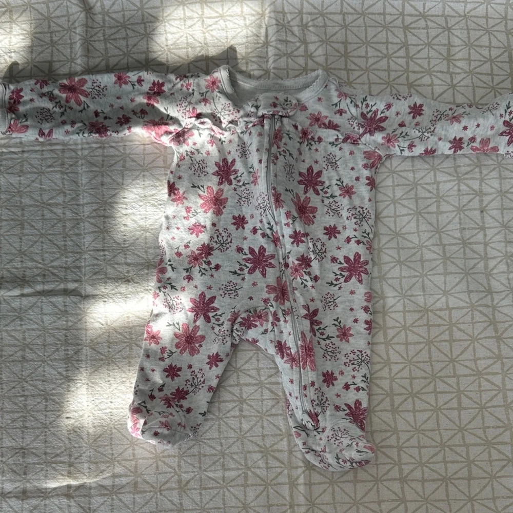 Lot of 7 Newborn One Pieces - Picture 14 of 15